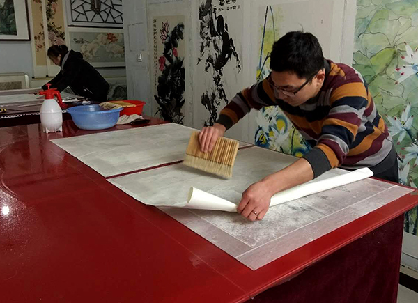 复制字画传统手工装裱匠人静心静气坚守老手艺